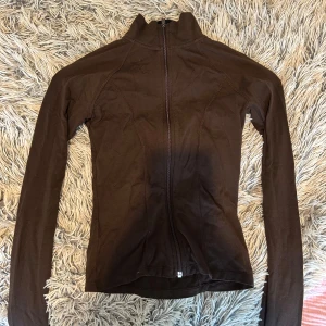 Brun zip-jacka från Gina Tricot XS - Fint skick förutom sömmen har gått upp lite i ena ärmen.