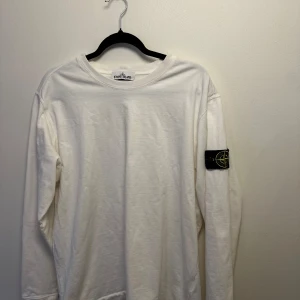 Vit långärmad tröja från Stone Island - Stone Island sweatshirt vit storlek xl, i bra skick