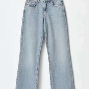 Ljusblå jeans med rak passform - Blåa raka och utsvängda perfect jeans från Gina, petite. Råkade köpa en storlek för stor och märkte inte förrän ja inte kunde byta dom längre.. så har ingen nytta av de, priset går att diskutera. har alltså haft dom i ca 1 månad 