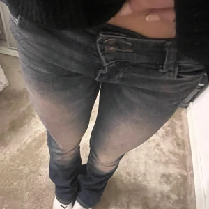 Mörkblåa jeans - Säljer mina jättefina mörkblåa jeans!!🩷 Aldrig använda och säljs ändast för att dom är för långa för mig!!💞🥰
