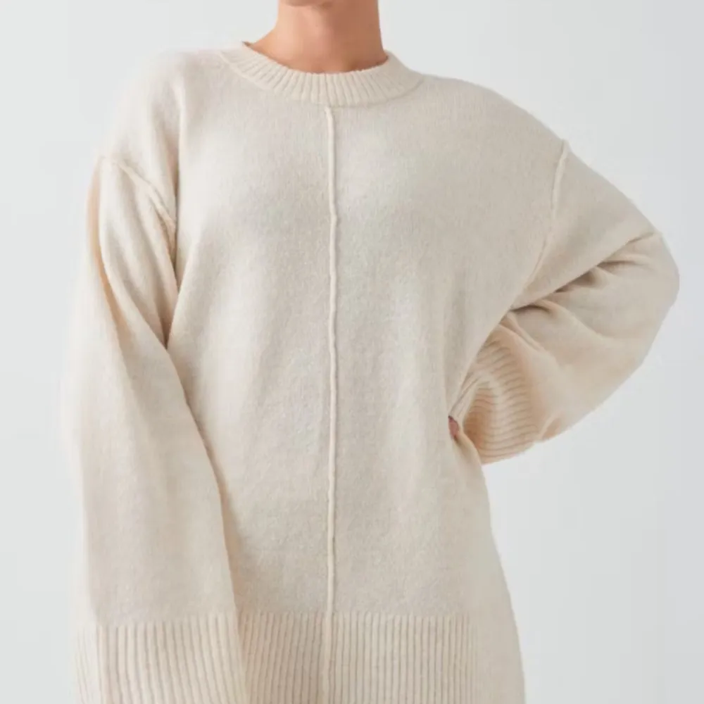 Mysig beige stickad tröja från Gina tricot med rund hals och långa ärmar. Tröjan har en enkel design med ribbade muddar vid ärmslut och nederkant, perfekt för kyligare sommar dagar. Skriv gärna vid frågor eller egna bilder💕. Neuletakit & Villapaidat.