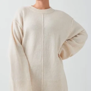 Stickad tröja från Gina Tricot  - Mysig beige stickad tröja från Gina tricot med rund hals och långa ärmar. Tröjan har en enkel design med ribbade muddar vid ärmslut och nederkant, perfekt för kyligare sommar dagar. Skriv gärna vid frågor eller egna bilder💕