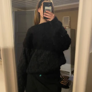 Svart stickad tröja - Säljer en mysig svart stickad tröja. Så fint över en klänning till sommaren🫶🏼🫶🏼 det står ej storlek skulle säga att den passar xs-m för en oversized look.