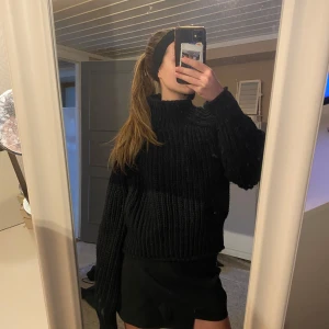 Svart stickad tröja - Säljer en svart stickad tröja med hög krage. Perfekt till sommarkvällarna🤍