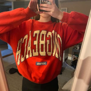 Röd sweatshirt med tryck - Säljer för att det inte kommer till användning längre🫶🏼 den är i xs skulle säga att den passar s/m också
