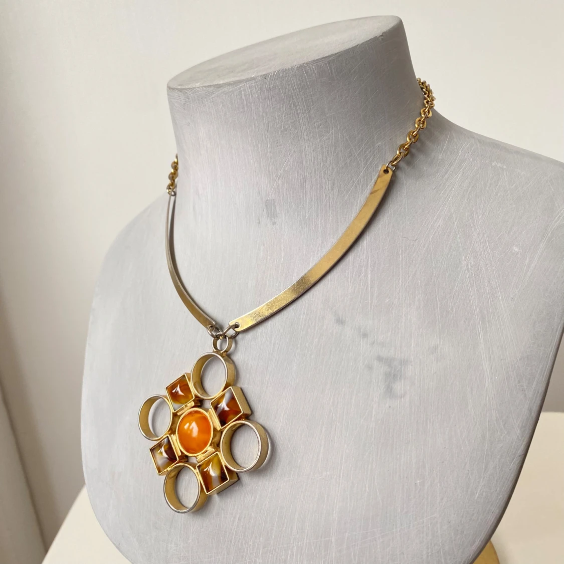 Guldhalsband med orange hänge - 1