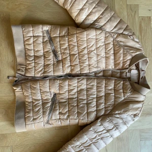 Beige vårjacka - Snygg beige jacka till våren, storlek S
