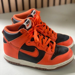 Nike Dunk Low ”Goldenrod” (gul/svart)  - Nike Dunk Low “Goldenrod” (gul/svart) Klassisk och eftertraktad färgkombination. Skorna är använda men i gott skick. Perfekt för dig som gillar streetwear eller vill sätta färg på outfiten.