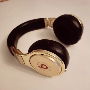 Beats by dre Pro  - Beats by dre Pro, guldfärgade. Riktigt bra ljud. Perfekta till studio eller dj. 