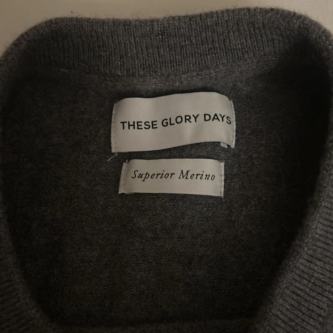 Grå merinoulltröja från These Glory Days - 1