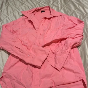 Oversize skjorta  - Säljer denna oversize skjorta som är perfekt nu i sommar/vår till linnebyxer eller bara att ha på stranden!