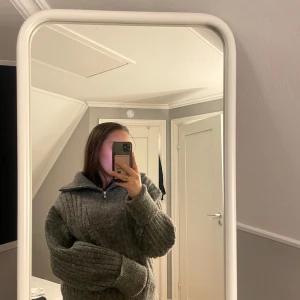 Grå stickad polotröja från Gina Tricot - Mysig grå stickad polotröja från Gina Tricot. Perfekt för kyliga dagar med sin höga krage och långa ärmar. Tröjan har en ribbad struktur som ger en stilren look. Passar utmärkt för både vardag och avslappnade tillfällen. Är i storlek L men passar mer S/M då den är lite kortare❤️