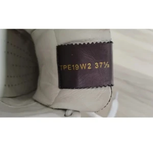 Valentino snekers  - Säljer dessa valentino skorna. De är i väldigt bra skick och använda fåantalgånger, det saknas dock en nitt på skon. Skriv för flera bilder på skorna ☺️