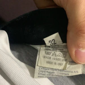 Svarta byxor från Psycho International - Snygga svarta byxor från Psycho International med en klassisk design. Byxorna har en normal passform och är tillverkade i en blandning av polyester och bomull. Perfekta för en stilren look.