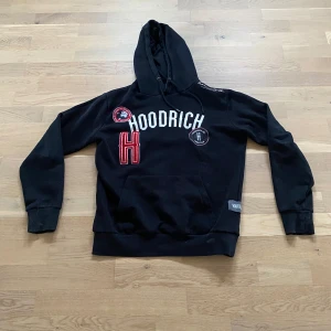 Hoodrich tröja tjock tröja  - Den är i bra skick har inte använt mycket . Använt 4 gånger . Storlek S men passar lika bra på M och Xs också.