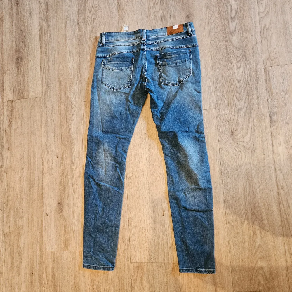 Jeans storlek w31 . Ska se lite slitna ut. Använda men fint skick. . Farkut & Housut.