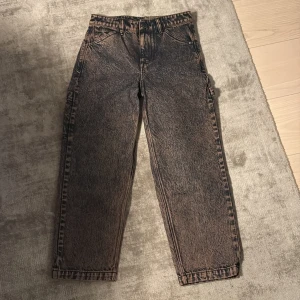 Bruna loose tapered byxor från Volcom - Säljer ett par bruna loose tapered byxor från Volcom. Byxorna har en unik tvättad look och flera praktiska fickor. Perfekta för en avslappnad stil.