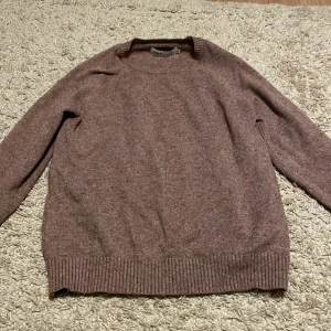 Rosa stickad tröja från ONLY - Mysig rosa stickad tröja från ONLY i storlek XS. Tröjan har långa ärmar och ribbade muddar vid ärmslut och nederkant. Perfekt för kyliga dagar!