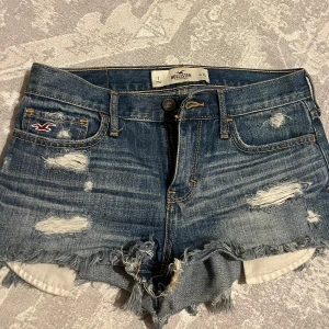 Lowwaist jeansshorts - Jättefina lågmidjade jeansshorts från Hollister. Storlek w25/1 och skulle säga att de passar en xs-s. Köptes förra sommaren men är väl omhändertagna. Midjemåttet är ca 38 rakt över. Går ner i pris vid en snabb affär!💗💘💘💘