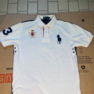Vit Ralph lauren Piké - 4/10 skick( har en defekt på framsidan) Har du någon fråga skriv gärna! Vill få bort snabbt!priset kan förhandlas 