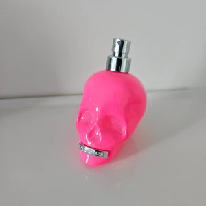 Parfym - Parfym Police, mängden som är kvar i flaskan syns på bild samt att jag har ritat dit ett sträck. Från början är flaskan 40 ml så över hälften kvar. 