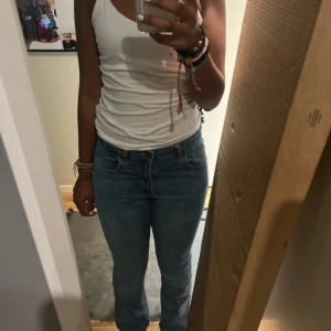 Blåa jeans från Zara - Säljer ett par blåa jeans från Zara! Dem är använda 2 gånger ungefär och i mycket bra skick!