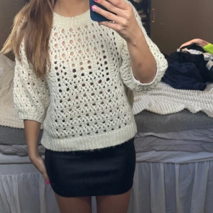 Beige stickad trekvart ärmad tröja - Beige stickad trekvart ärmad tröja från Zara. Strl S/36. Säljes pga att den inte kommer till använding längre