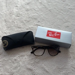  Ray-Ban solglasögon  - Snygga camo-mönstrade solglasögon från Ray-Ban med en klassisk design. De har en rektangulär form. Perfekta för en stilren look. De väldigt fint skick på de bara att ena glaset sönder men de kan man köpa nytt för nån hundra lapp. Inge og medföljer. Hör av dig vid funderingar och pris kan diskuteras vid snabb affär mvh Malte.202