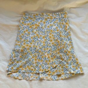 Somrig kjol - Somrig kjol med gula blommor från Cubus. Kjolen har storlek 134-140 men passar mig som har storlek XS. Midjan är väldigt stretchbar💕💕Skriv vid frågor!