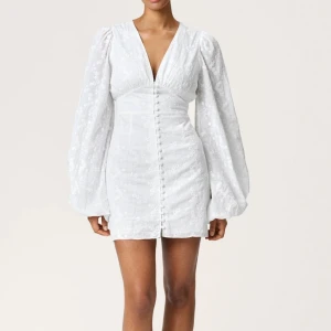 Vit klänning från Adoore - En perfekt studentklänning från Adoore! Säljer då jag köpte 2 st & andra passa bättre. Oöppnad i strl 36, skriv för bilder på!💫