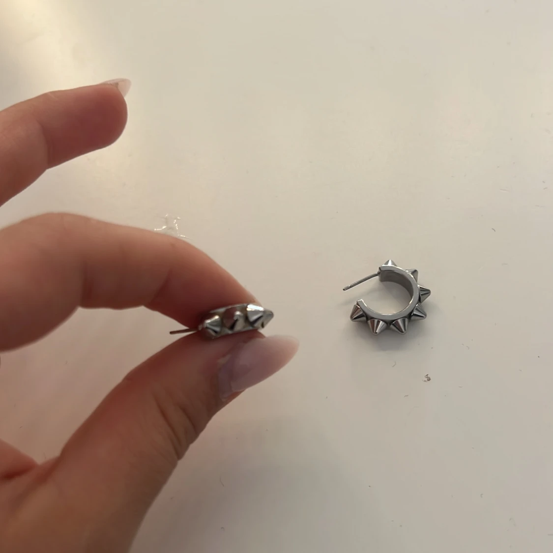 Silvriga örhängen med nitar - 1