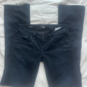 Mörkblå jeans från LTB - Jättefina lågmidjade mörkblå/marinblå jeans från ltb i storlek 25/32. Modellen valerie. I väldigt bra skick och knappt använda💕Strechiga i tyget.  Kan mötas upp i Sthlm. Hör av dig vid frågor!💕 priset är disskuterbart 