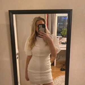 Vit klänning  - Jättefin oanvänd klänning från Bubbleroom som är perfekt till student. Fler bilder finns!