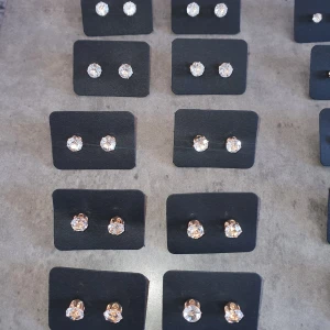 Örhängen  - Säljer flera par glittriga örhängen i både silver och guld. Perfekta för att ge en extra touch till din outfit. De har en klassisk design med en stor glittrande sten i mitten. 1st för 20kr, 2st för 30kr, 3st för 40kr, 4st för 50kr eller alla för 60kr!