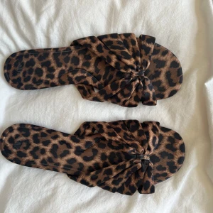 Leopardmönstrade sandaler  - Snygga sandaler med leopardmönster, från zara knappt använda inga defekter
