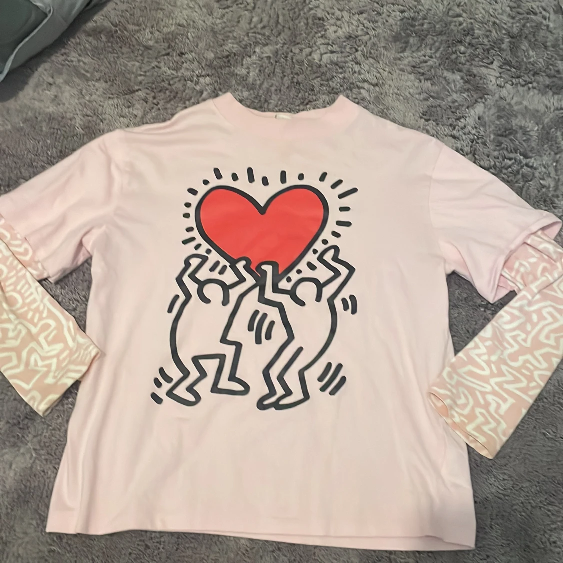 Rosa långärmad tröja med Keith Haring-design