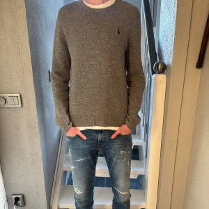 Ralph Lauren 100% ull - En otroligt fin Ralph Lauren tröja i 100% ull. Skicket är 9,5 / 10. Storleken när normal. Nypris runt 2999kr. Hör av er vid frågor!