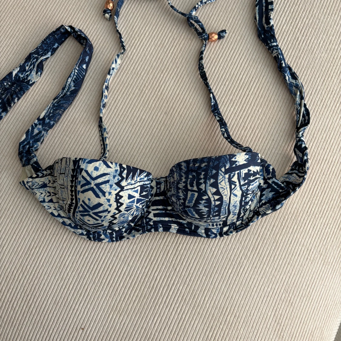 Mönstrad bikiniöverdel med knytband