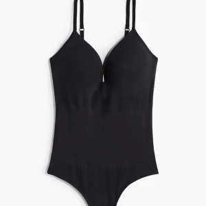 Svart body hm - Säljer denna jätte populära och as snygga bodyn från hm, HELT NY MED PRISLAPP OCH PLOMBERING! Pris kan diskuteras vid snabb affär🤗