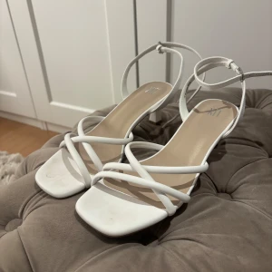 Balskor - Jättefina och stilrena klackar. Perfekta till balen! Strl 39 men passar mig som har 38 annars💕 endast använda en gång, på balen förra året. 