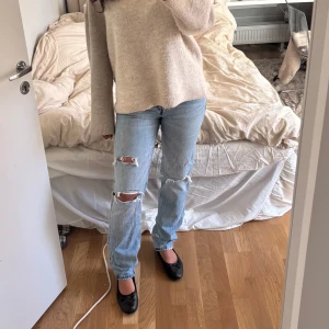 Beige stickad tröja - Säljer ett par straight jeans från Zara med hål i båda benen. Använda 2 gånger endast! Hör av dig vid intresse! 😊Jeansen är från Zara och jag är 165cm