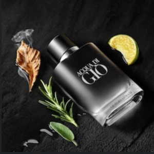 Aqua di gio parfym - Säljer en elegant parfym från The Essence Vault med nummer 311. Denna doft är inspirerad av Armani’s aqua di gio. Den har noter av lime och rökelse.  Flaskan är rektangulär och genomskinlig med en stilren etikett. Innehåller 100 ml Eau de Parfum. Perfekt för den som söker en sofistikerad doft.