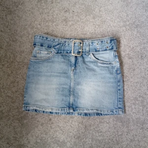 Snygg jeanskjol!! - Snygg jeanskjol från hm med tillhörande jeansbälte! Använd max fem gånger säljer då den är för liten. Pris kan diskuteras skriv om ni har frågor💞💞