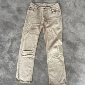 Beige jeans från Twist & Tango - Snygga beige jeans från Twist & Tango i straight fit. 