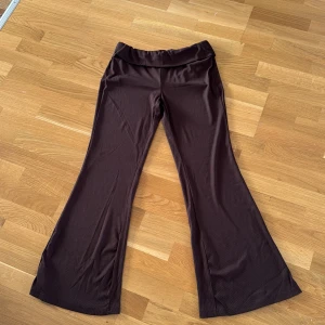 Bruna utslängda byxor från Shein - Snygga bruna byxor från Shein med bootcut-stil. Mjukt och bekvämt material med skön passform. Oanvänd