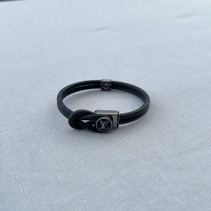Louis vuitton armband - Säljer detta snygga LV armband! Modell: loop it. Size: 19mm. Skick 9/10! Självklart äkta. Hör av dig vid frågor eller andra funderingar 🤩