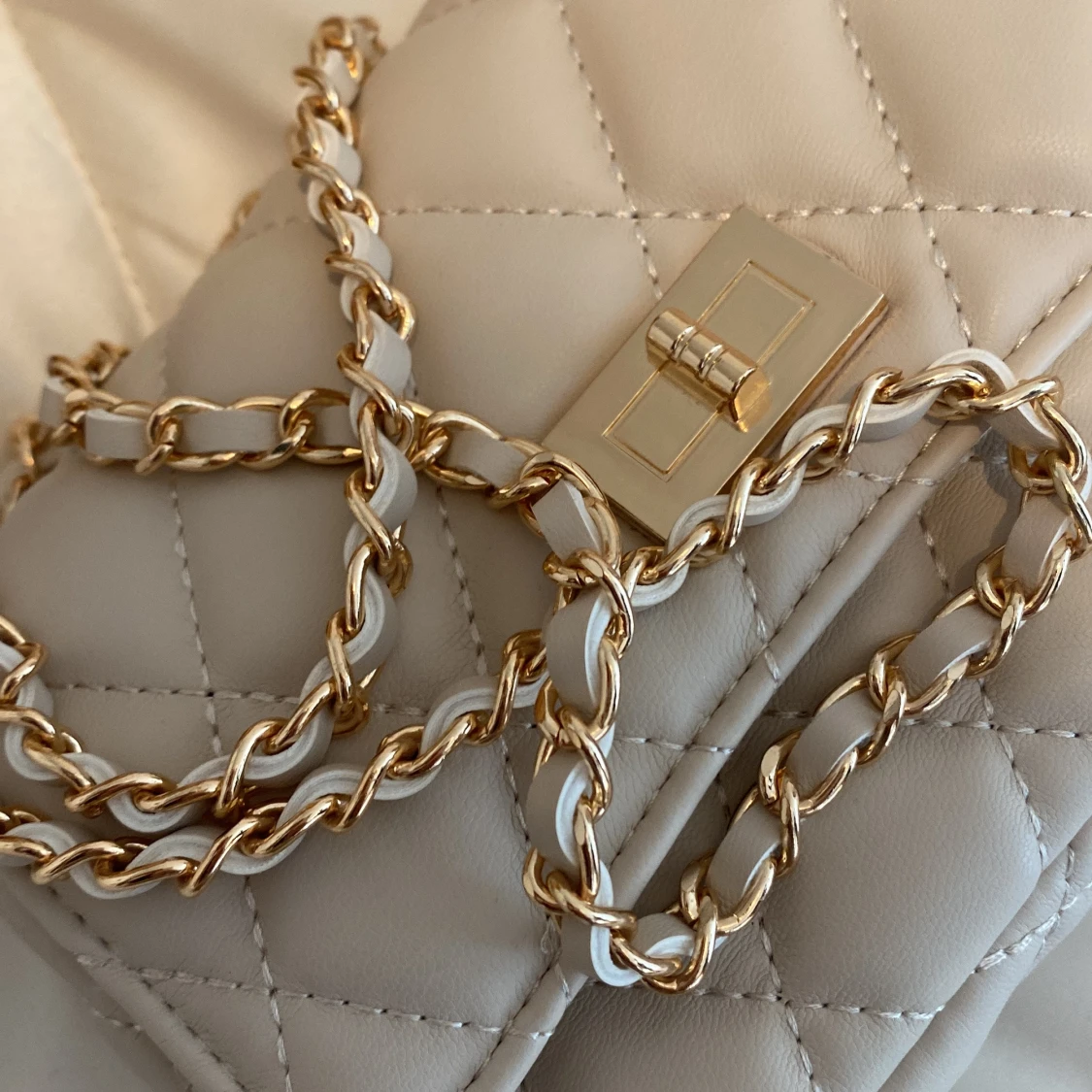 Beige quiltad axelväska med guldkedja - 3
