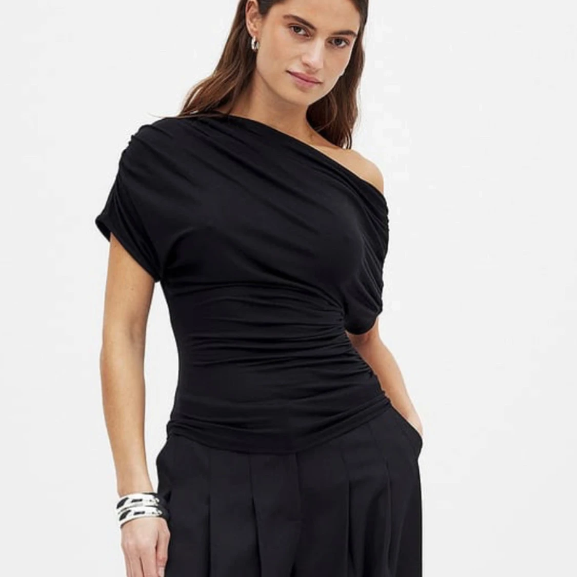 Svart offshoulder soft line draperad topp - 1