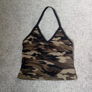 Snyggt camoflauge linne!! - Supersnyggt kort linne med öppen rygg. Använd en gång innomhus. Det har ett hål på sidan, dock är det nog väldigt lätt att laga🫶🏻💞 Lappen har försvunnit och jag minns inte vart det är från eller storlek men skulle gissa på typ hm storlek xxs/146/152. Skriv om ni har frågor💞💞