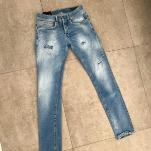 Dondup jeans - Säljer dessa as fräcka dondup jeans i nyskick! Storlek: 31! Modellen heter George & jeansen är köpta på United Fashion! Nypris: 3900kr